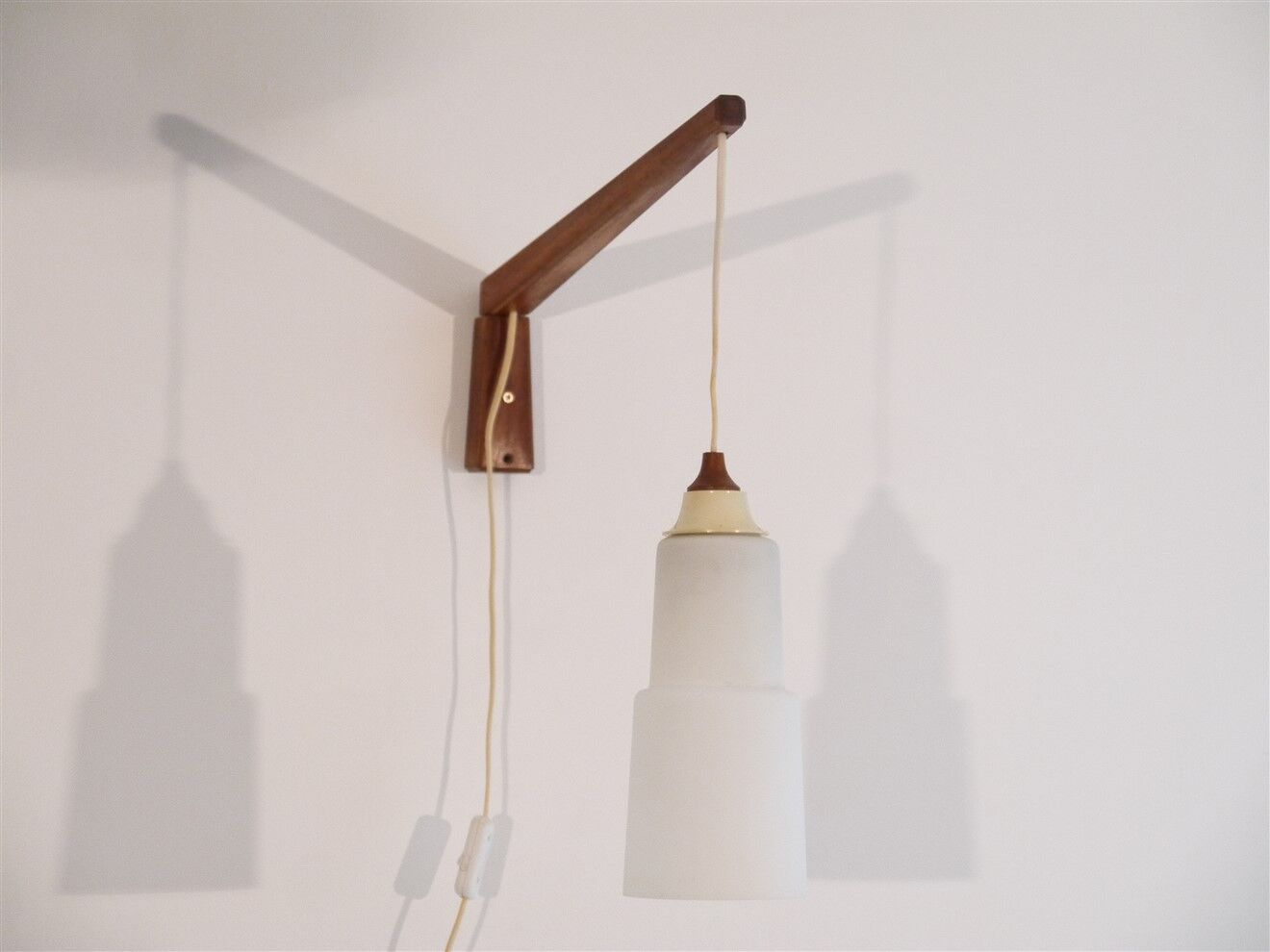 Scandinavian wall lamp "gallows" in wood and opaline 1960