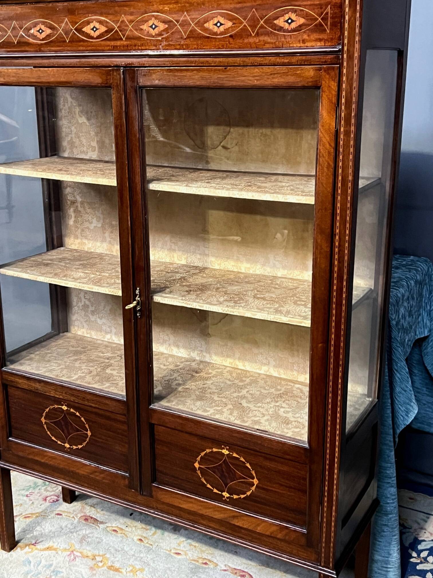 Display cabinet. Marquetry, mahogany.