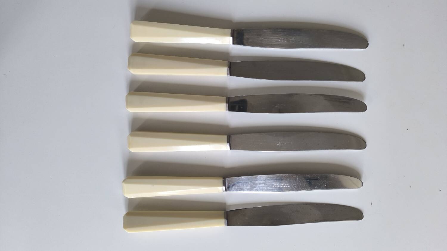 Set de 6 couteaux en inox et bakélite