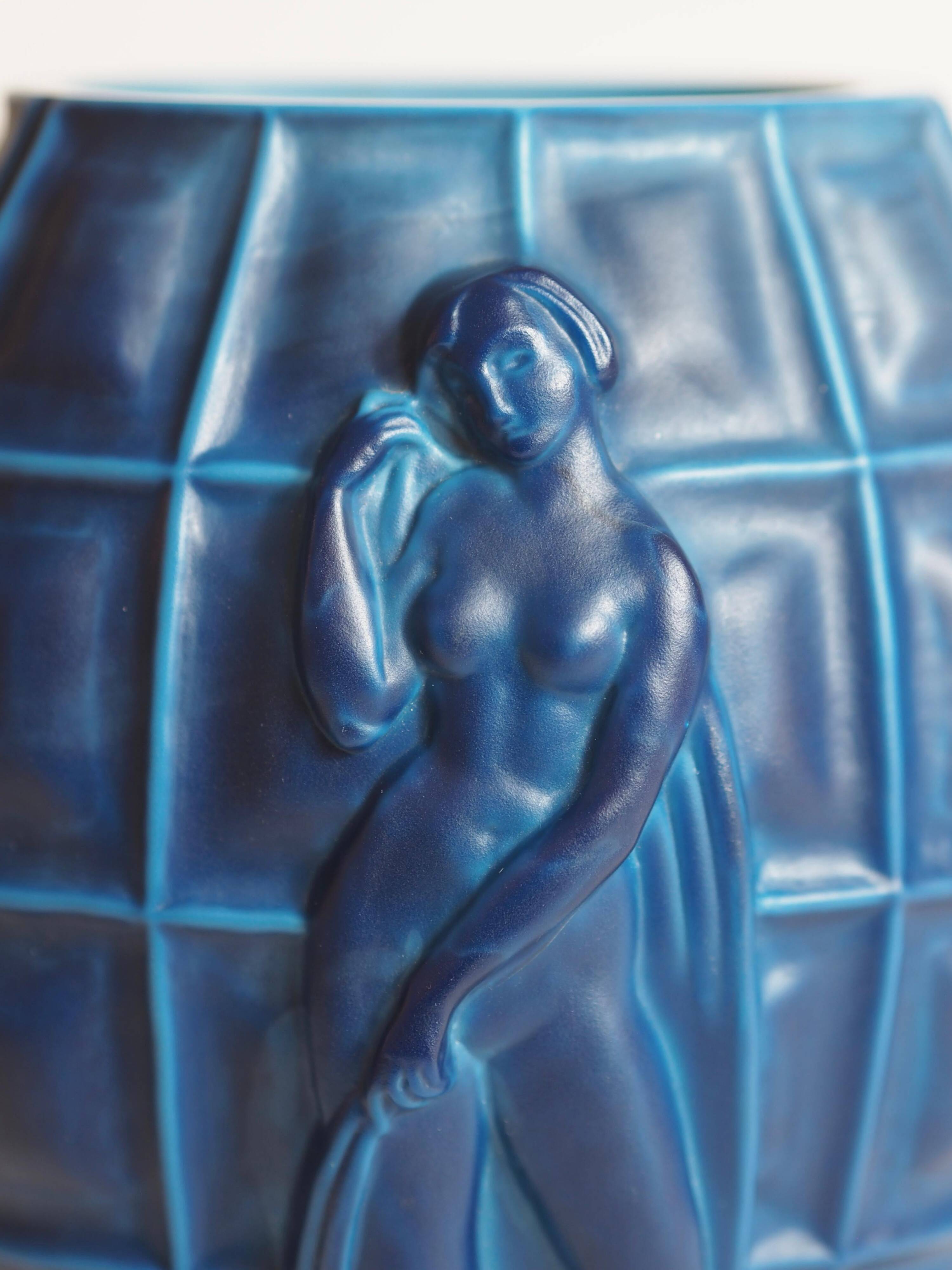 Vase Art Déco "Ingrid" en verre opaque bleu lapis par Henry Schlevogt