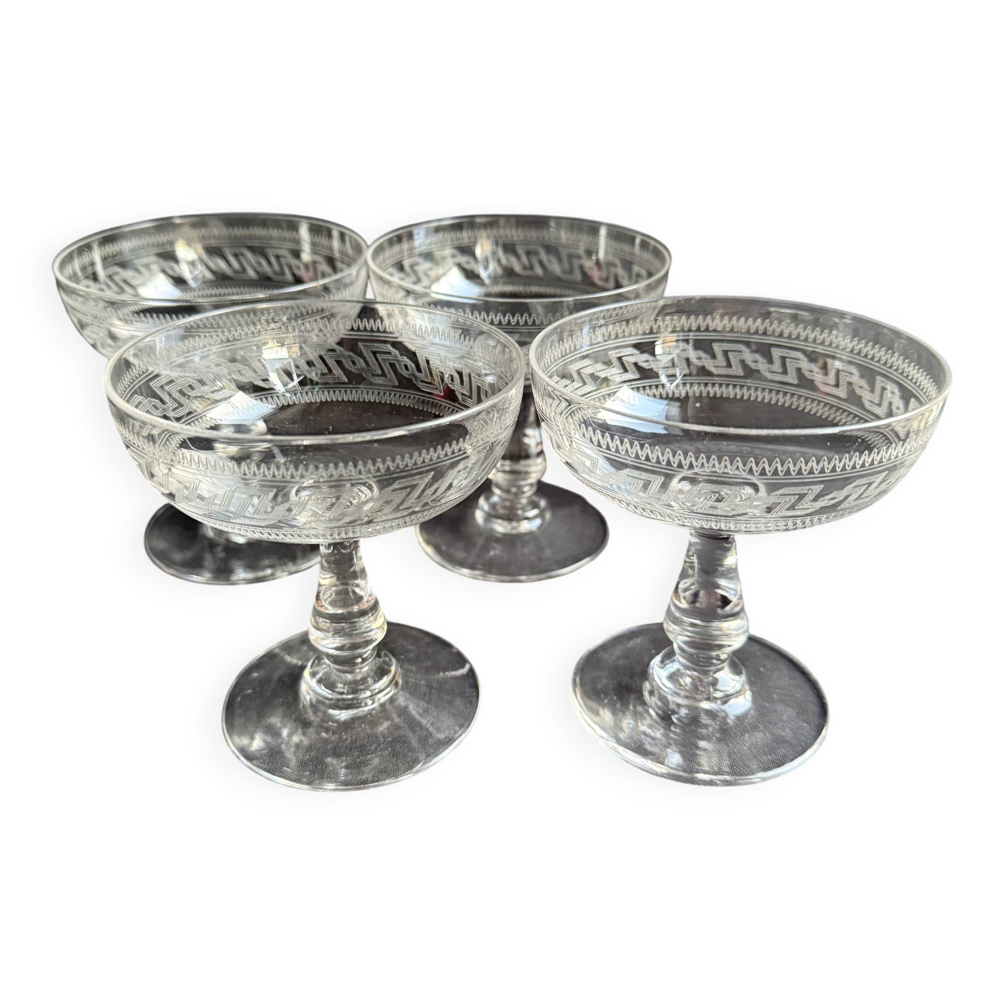 4 coupes à champagne Baccarat gravure Grecque inclinée