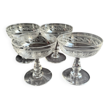 4 coupes à champagne Baccarat gravure Grecque inclinée