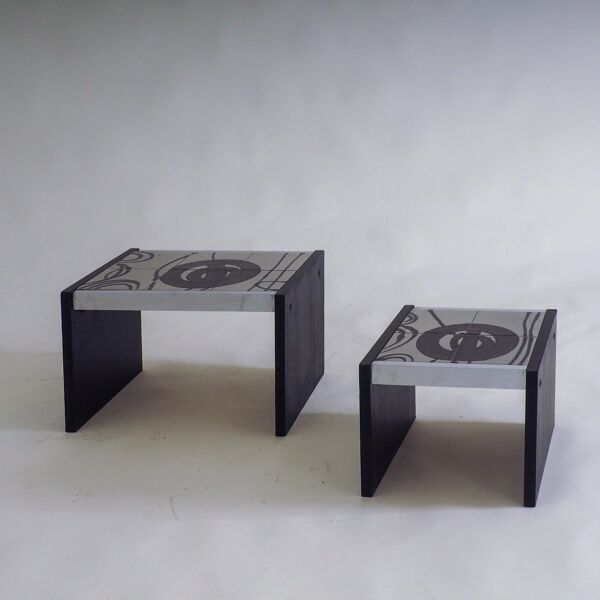 Ensemble de 2 tables d'appoint empilables avec carrelage.