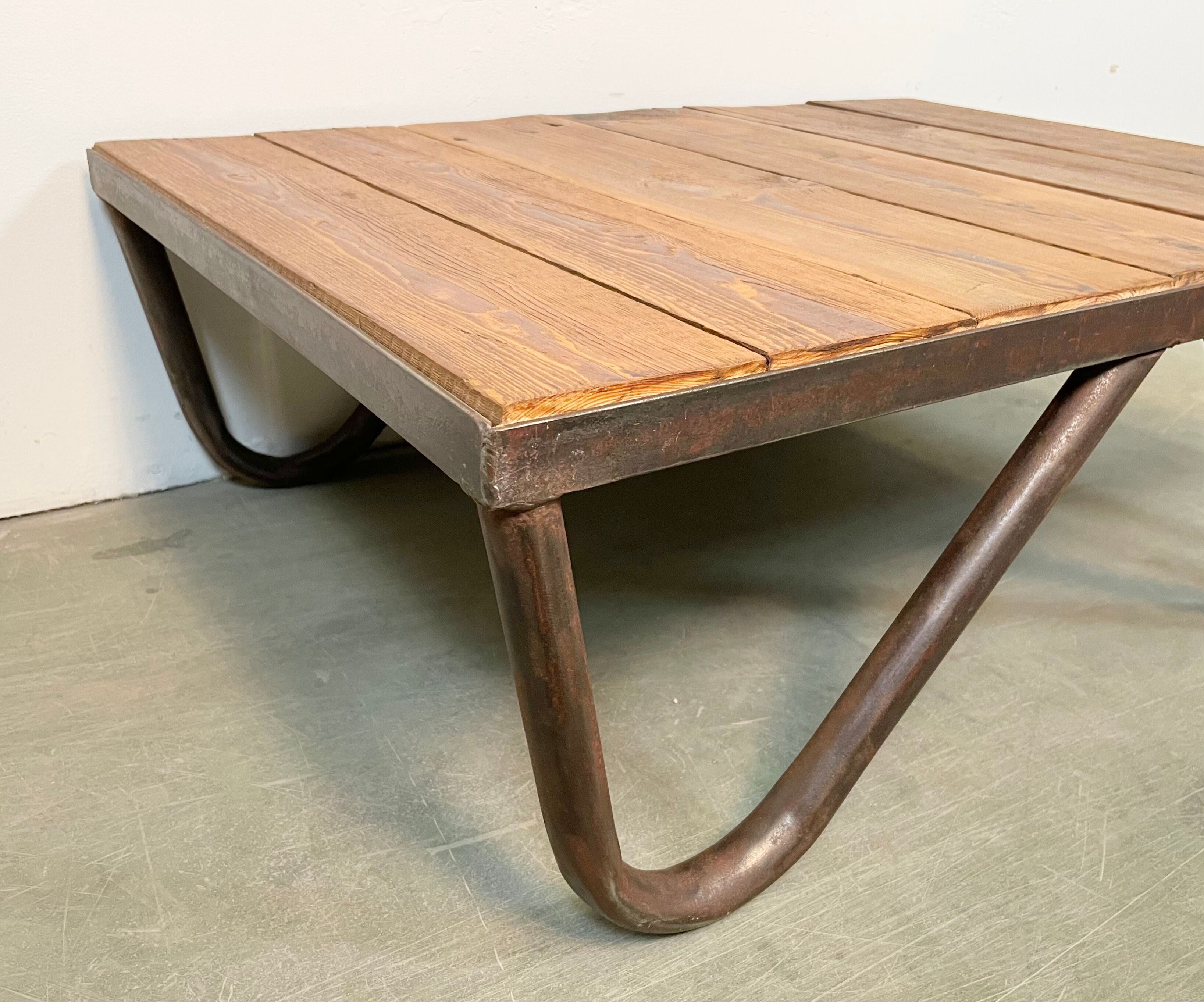 Table basse industrielle, années 1960