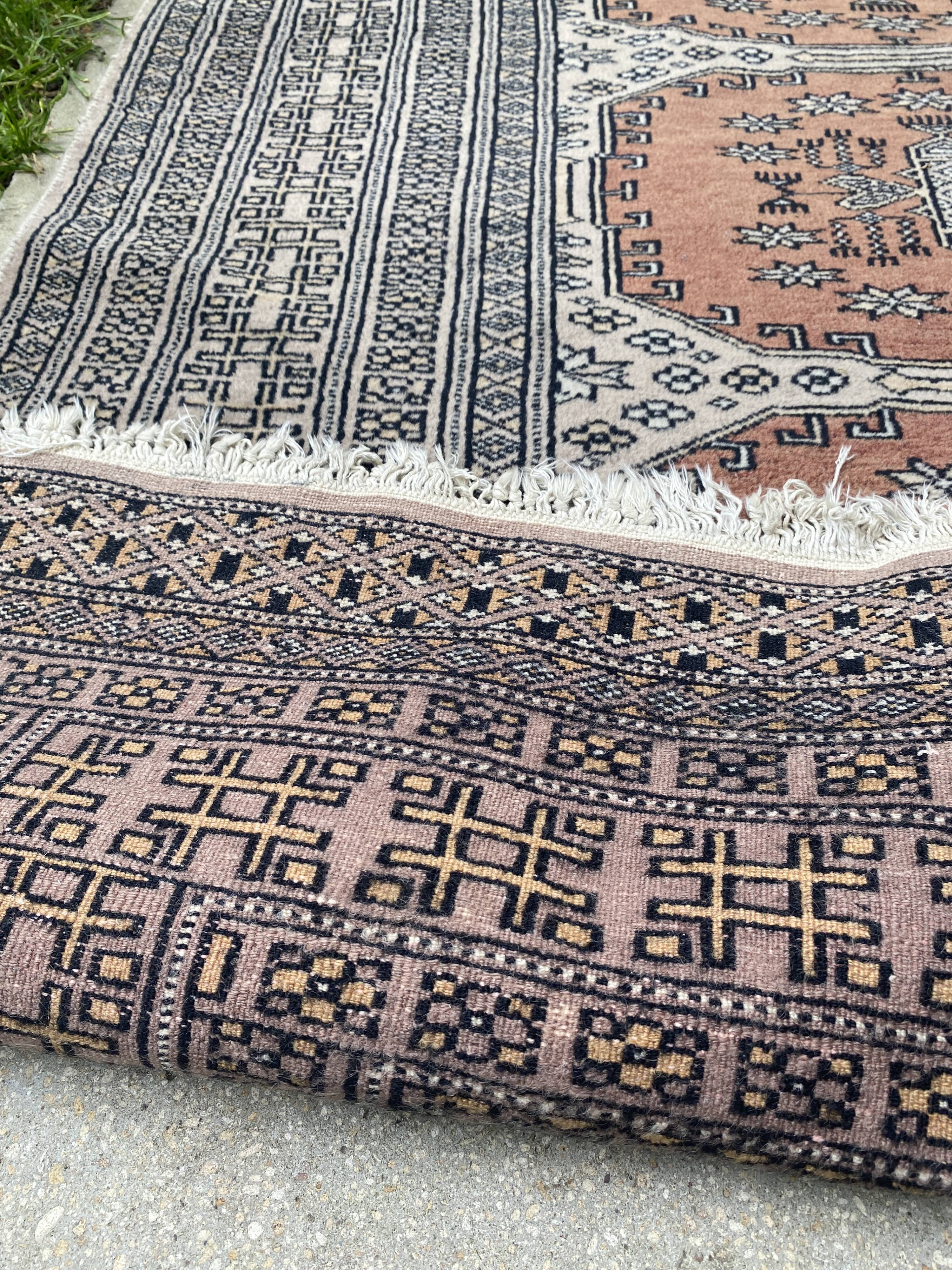 Vintage hand knotted rug with geometric patterns on a grey/beige/terracotta background 170 x 96 cm