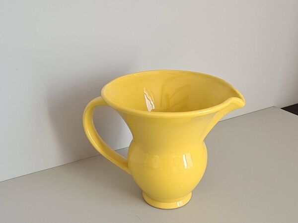 Pichet moderniste en céramique jaune / fabrication artisanale / vintage / France / années 60 / mid-century / XXème siècle