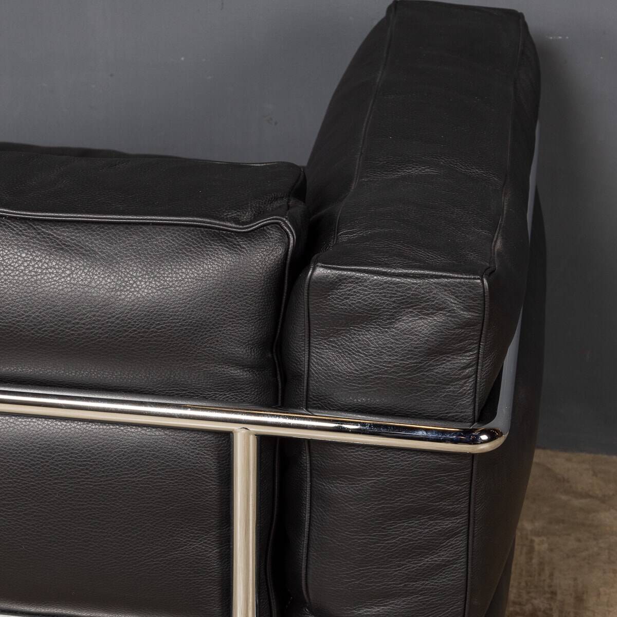 3 fauteuil grand confort, deux places cassina sofa. le corbusier