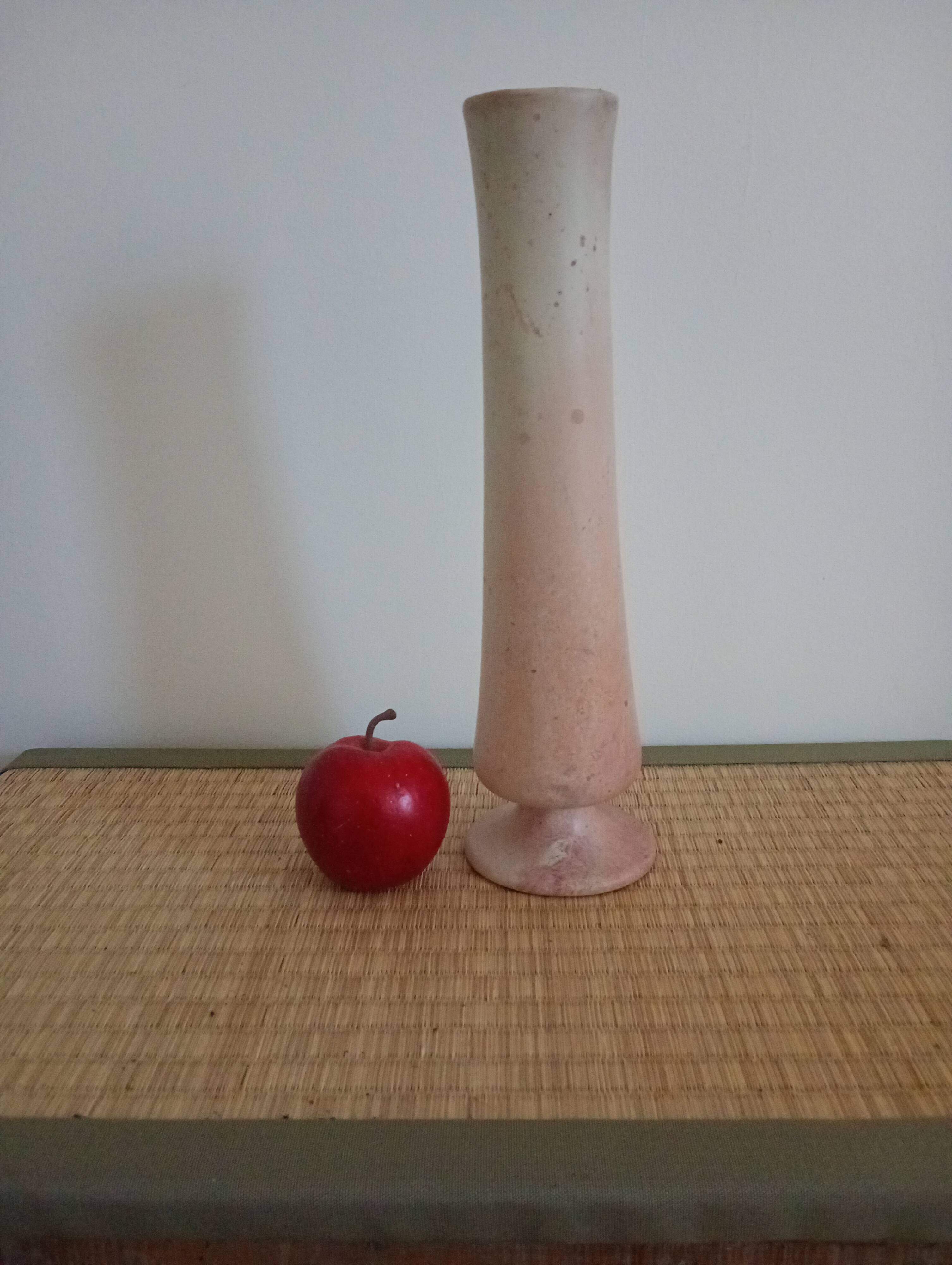Vase haut en pierre sculptée rose-beige