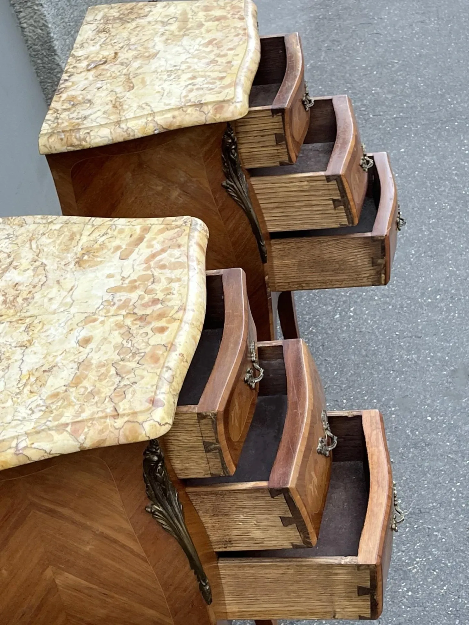 Paire de table de chevet style Louis XV