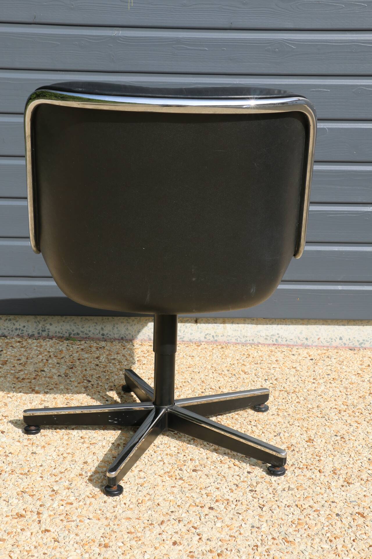 Pollock leather chair