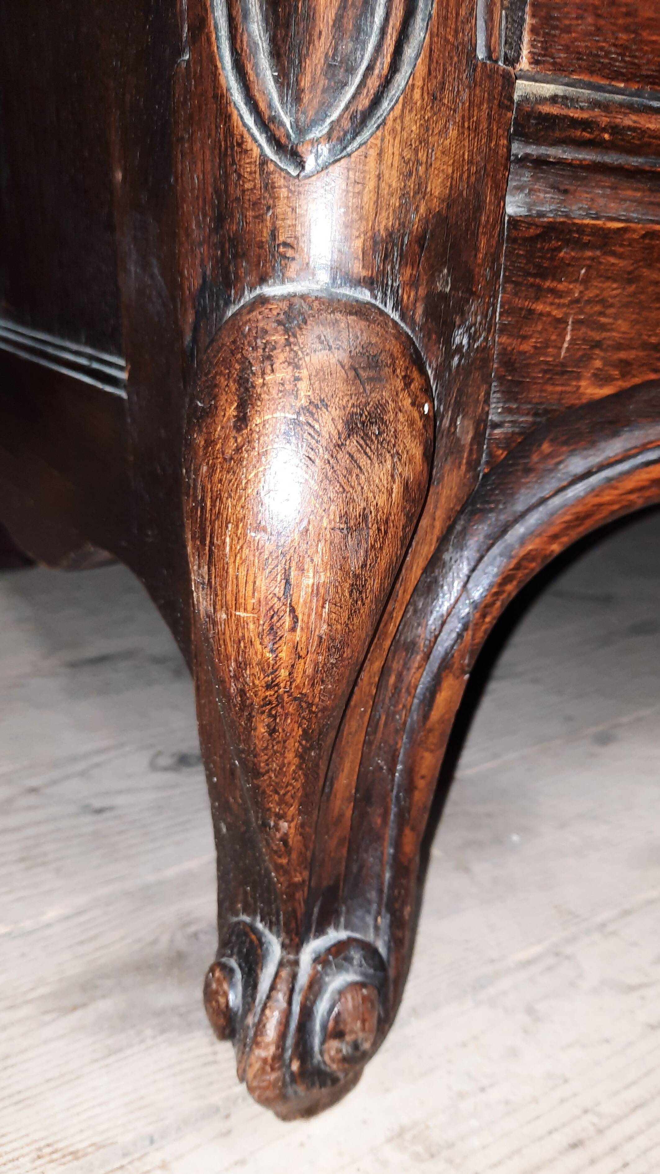 Oak chest of drawers