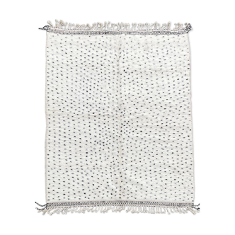 Moroccan carpet berbere beni ouarain white with black