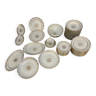 Magnifique service en porcelaine blanche et doree