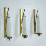 Suite de trois appliques en laiton et verre opalin triplex. Italie années 1950