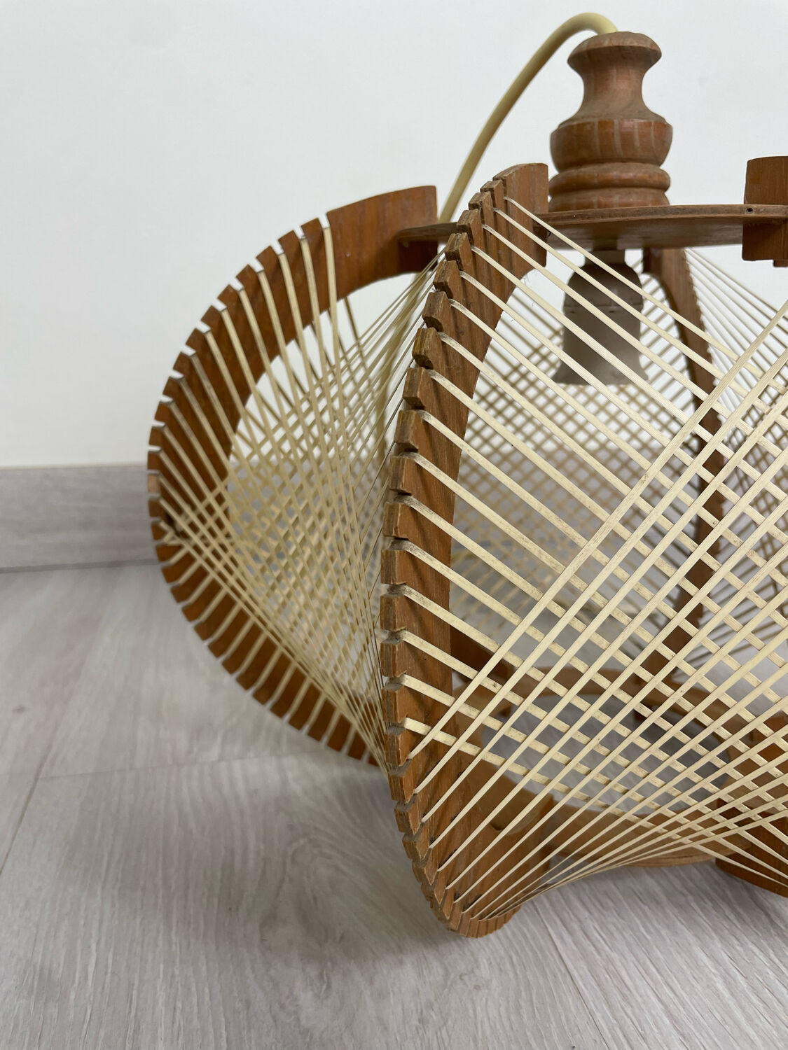 Suspension scandinave en bois et fils