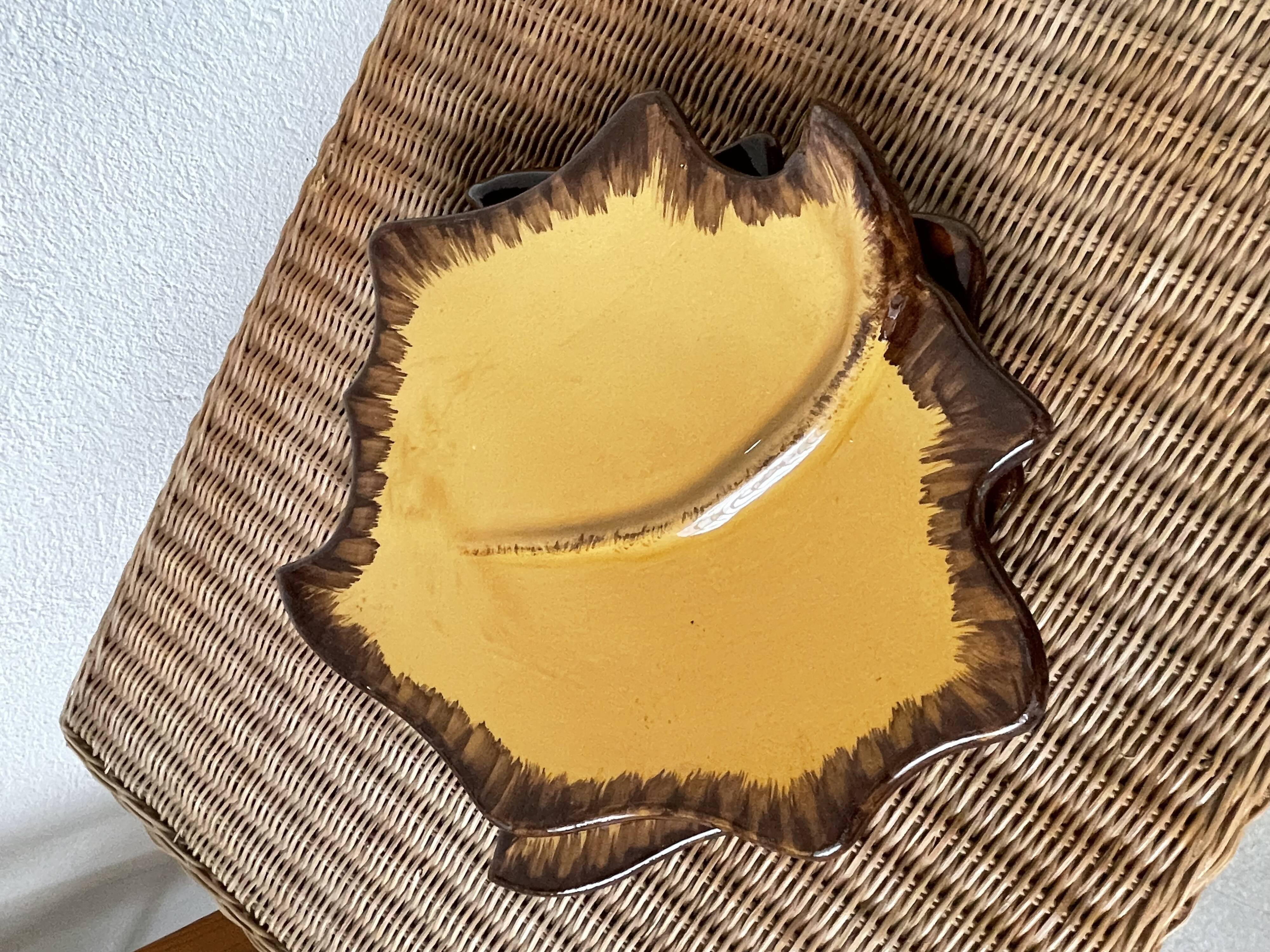 2 assiettes « feuille » céramique jaune