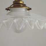 Suspension Vintage Art Déco Français en verre opalin blanc bordé de franges 5408