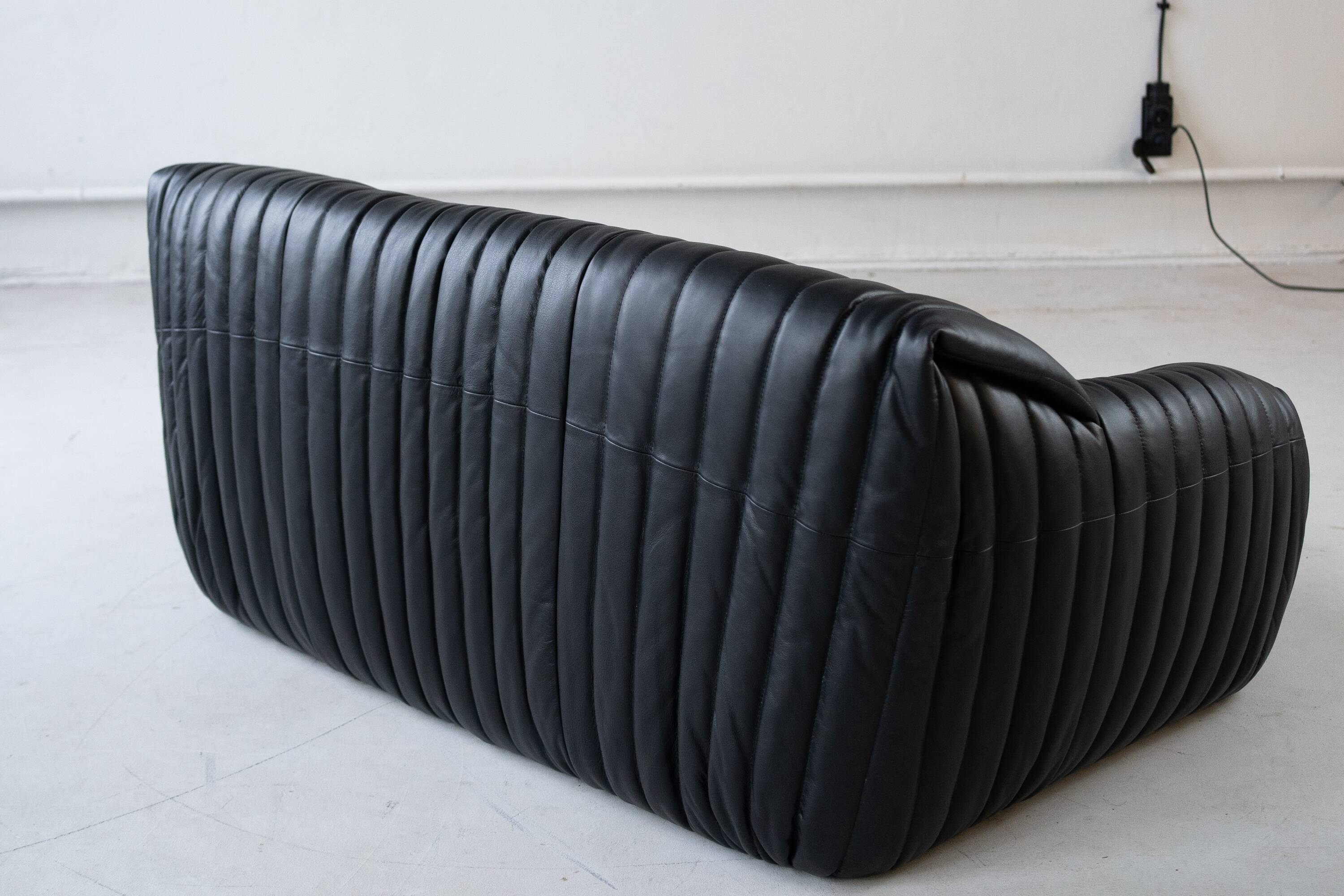 Cinna Ligne Roset Black leather 2-seater sofa attributed to Annie Hieronimus, 1970s