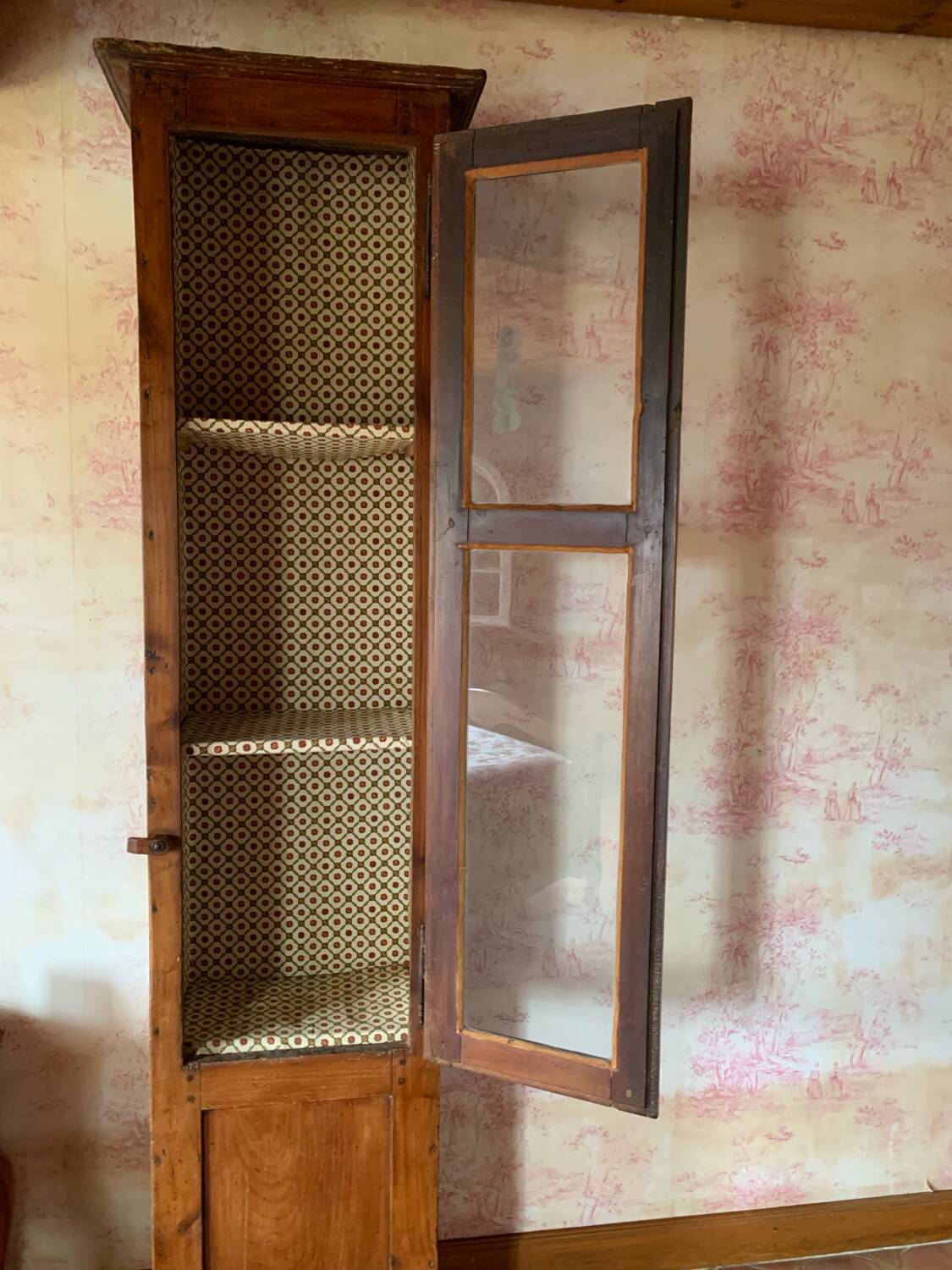Antique solid wood display cabinet – narrow cabinet