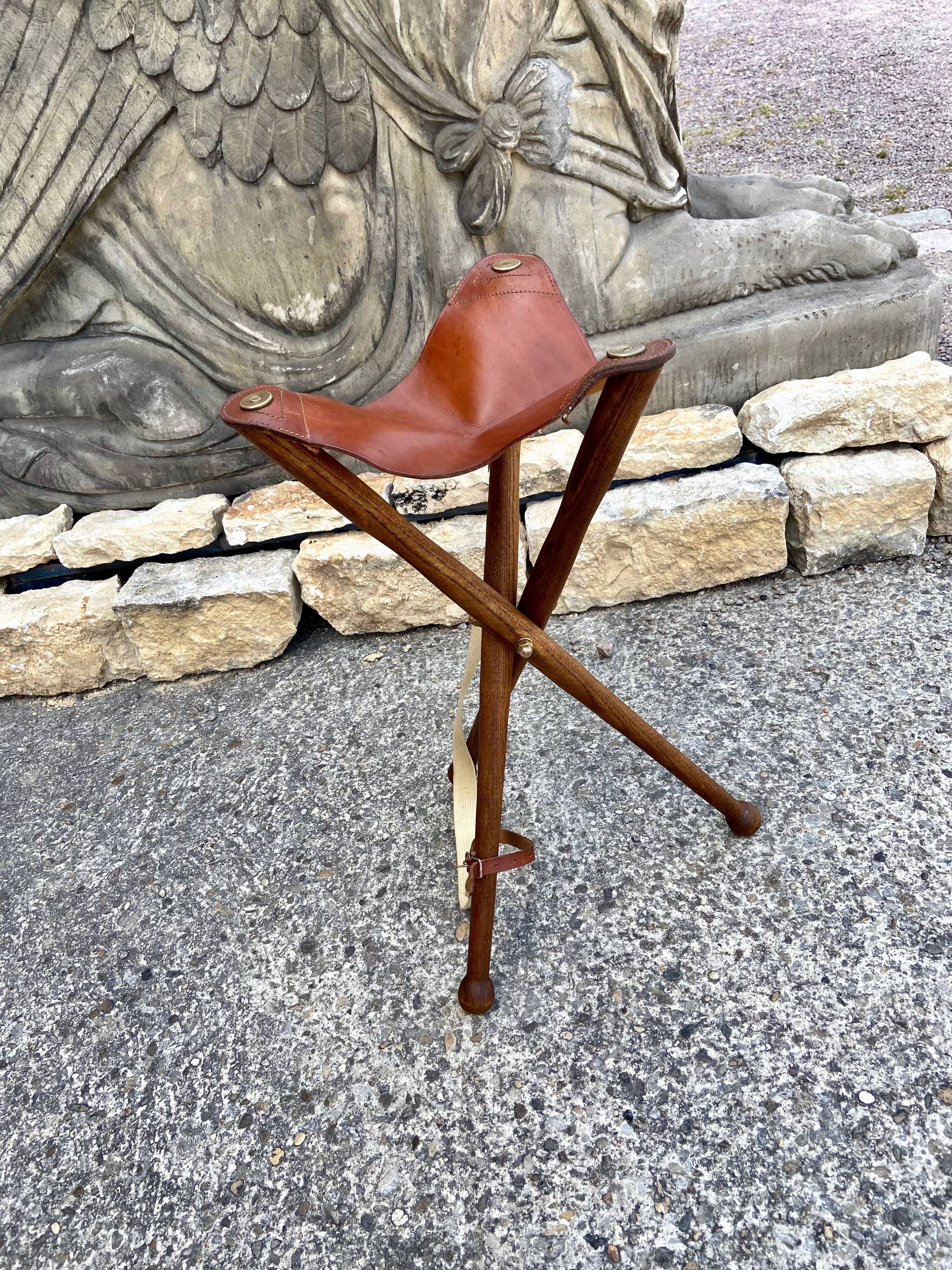 Folding leather tripod stool