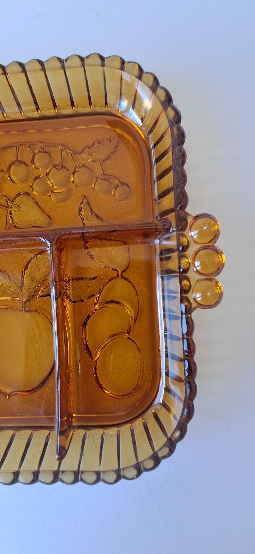 Plateau à compartiments. Verre ambré.  Années 70