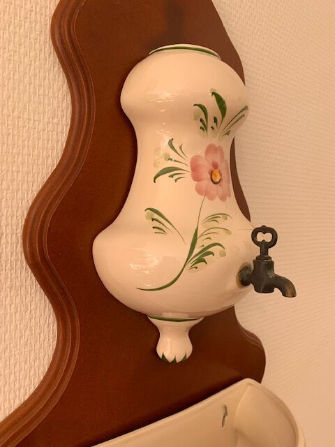 Green and pink water fountain