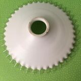 Abat-jour ancien en opaline blanche et bordure en verre transparent