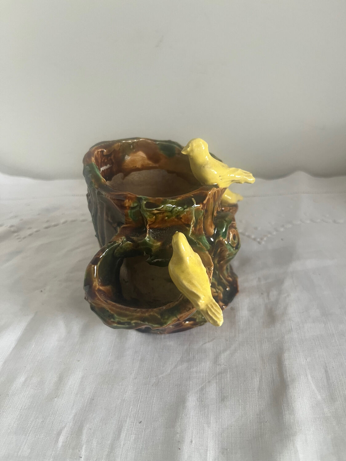 Old slipware birds on a tree trunk