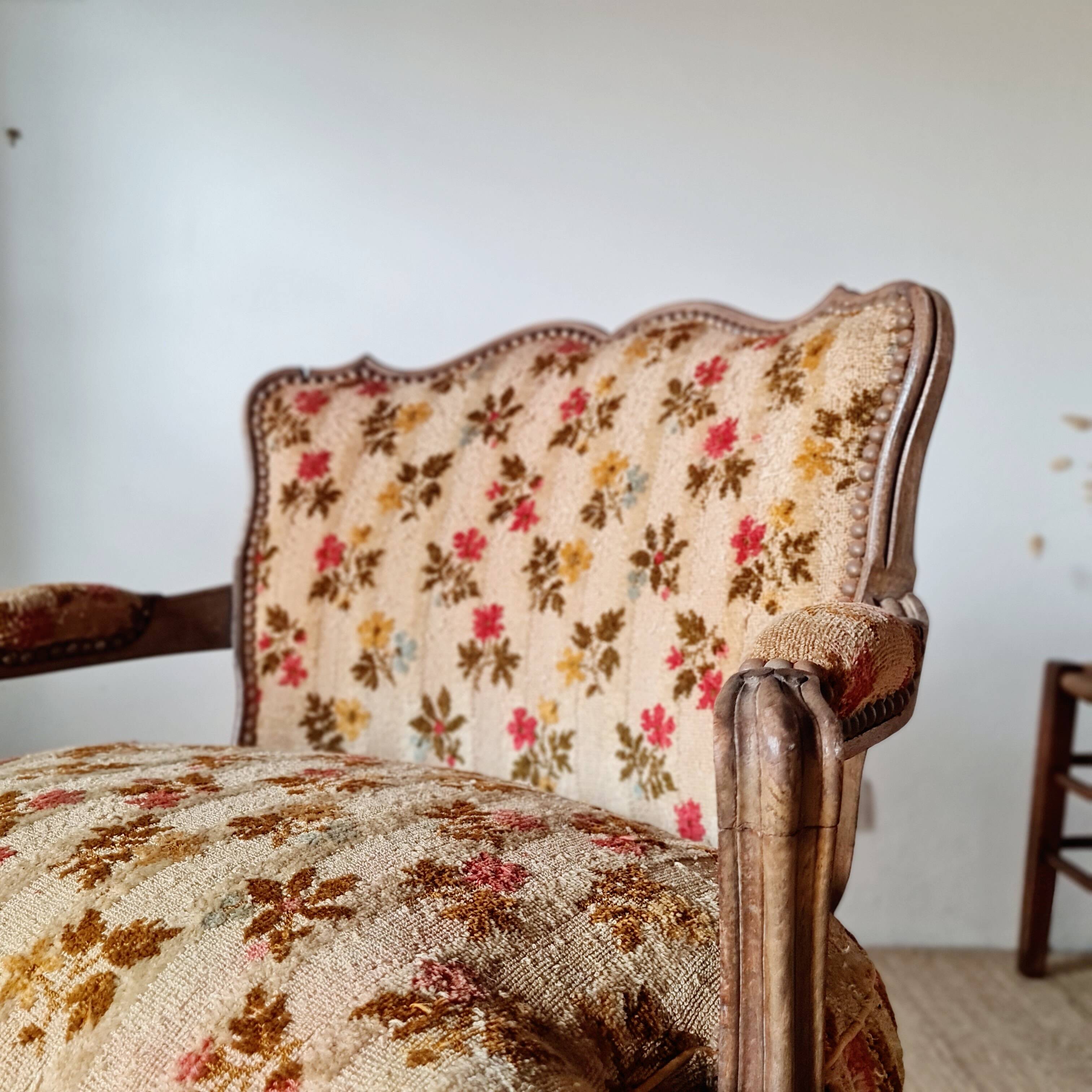 Antique cabriolet armchair in floral velvet – Louis XV style / Retro chic