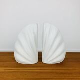 Paire de vases corail en céramique blanche, serre-livres