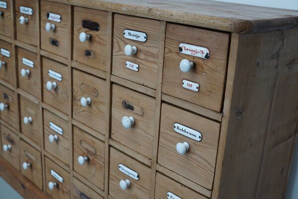 Armoire d'apothicaire allemande antique en pin avec boucliers en émail, années 1900