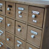 Armoire d'apothicaire allemande antique en pin avec boucliers en émail, années 1900