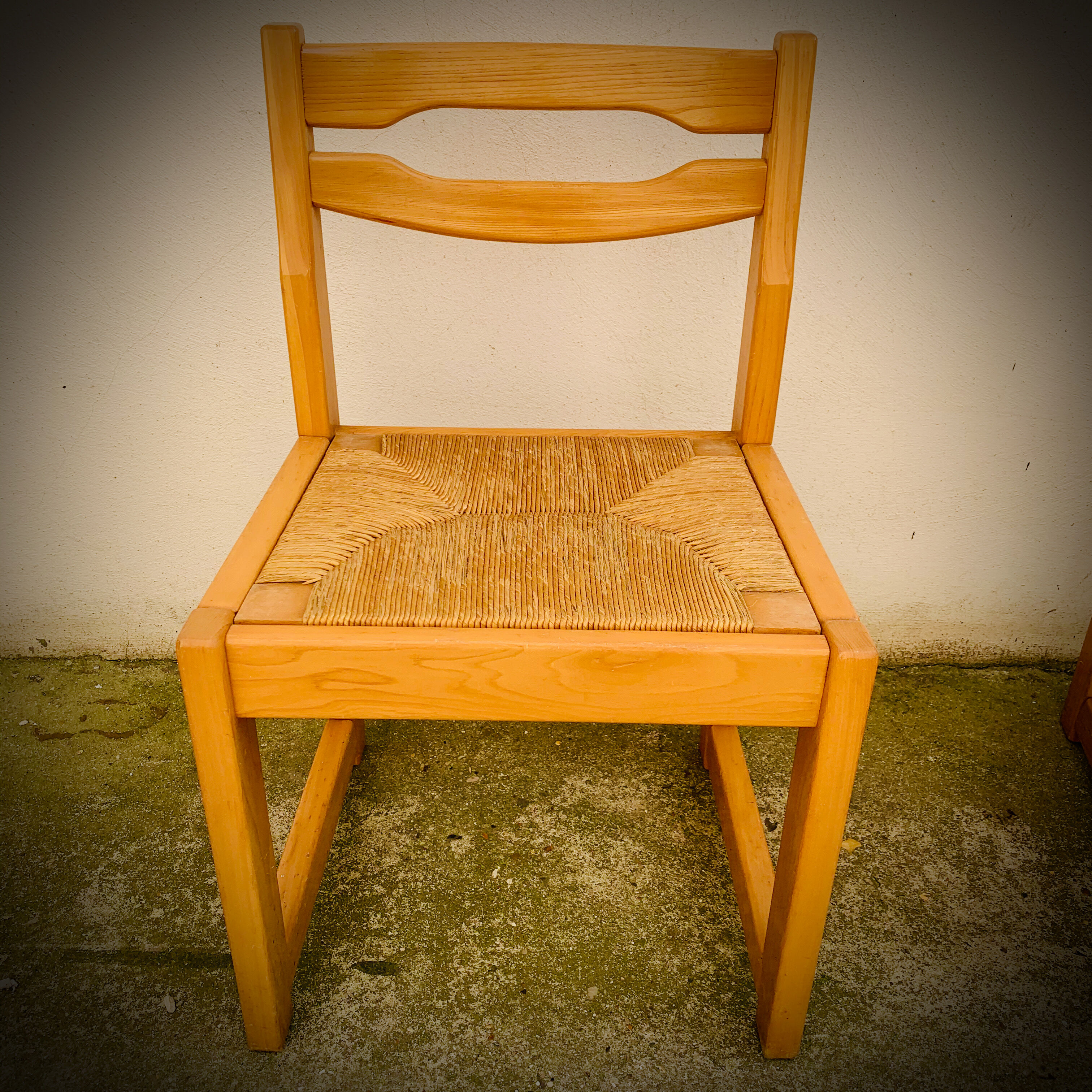 Set of 4 vintage elm chairs - large straw seat 1970