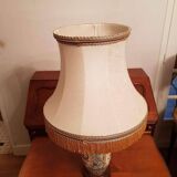 Lamp with base in the shape of a vase with Asian decorations of a golden dragon