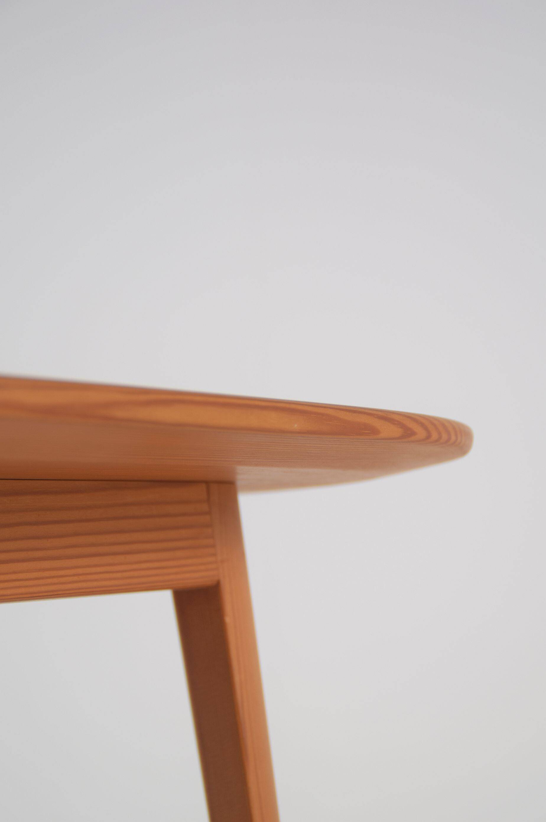 Table d'appoint suédoise Sparven conçue par Carl Malmsten, années 1950.