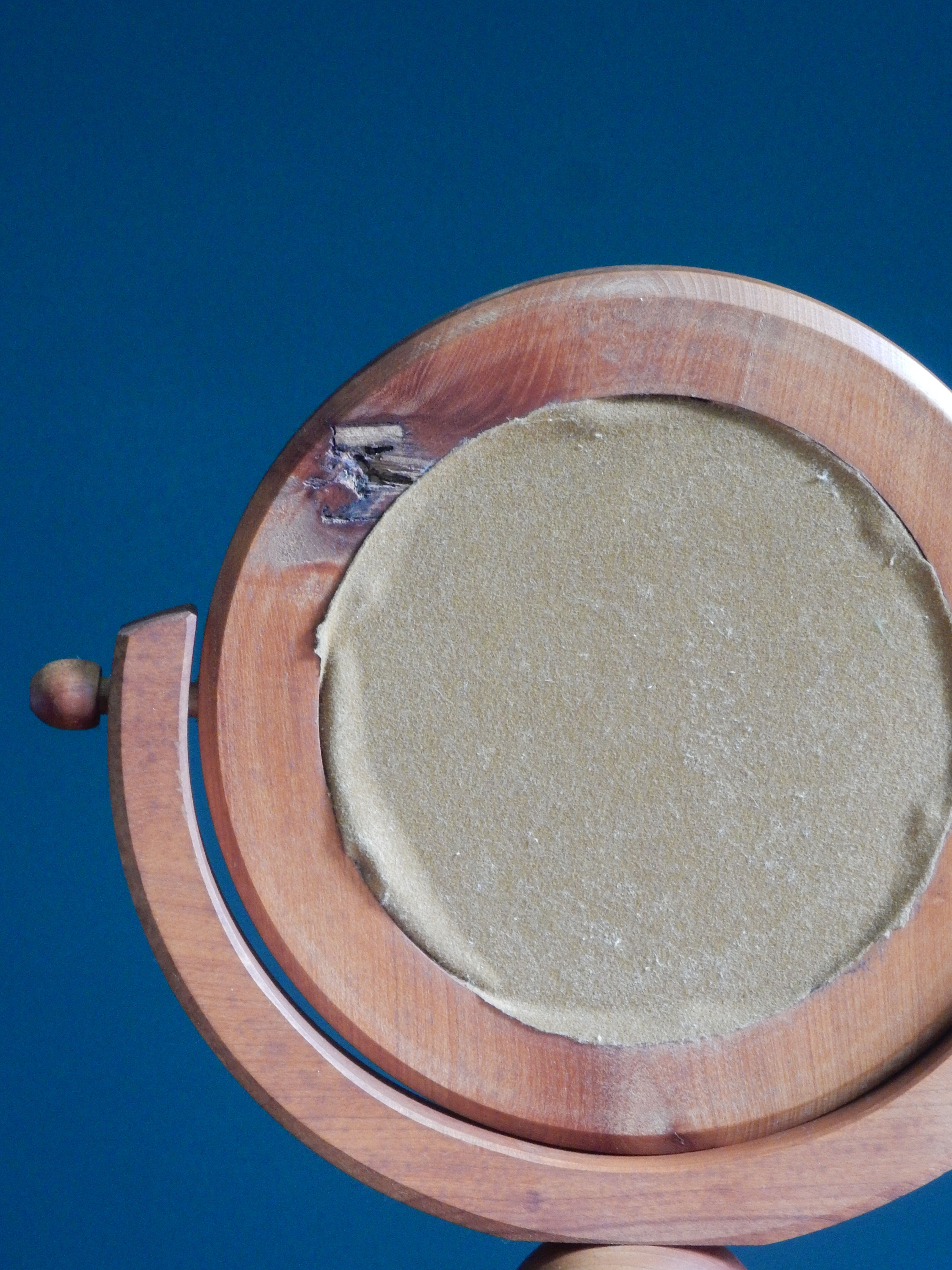 Round mirror psyche of wooden table