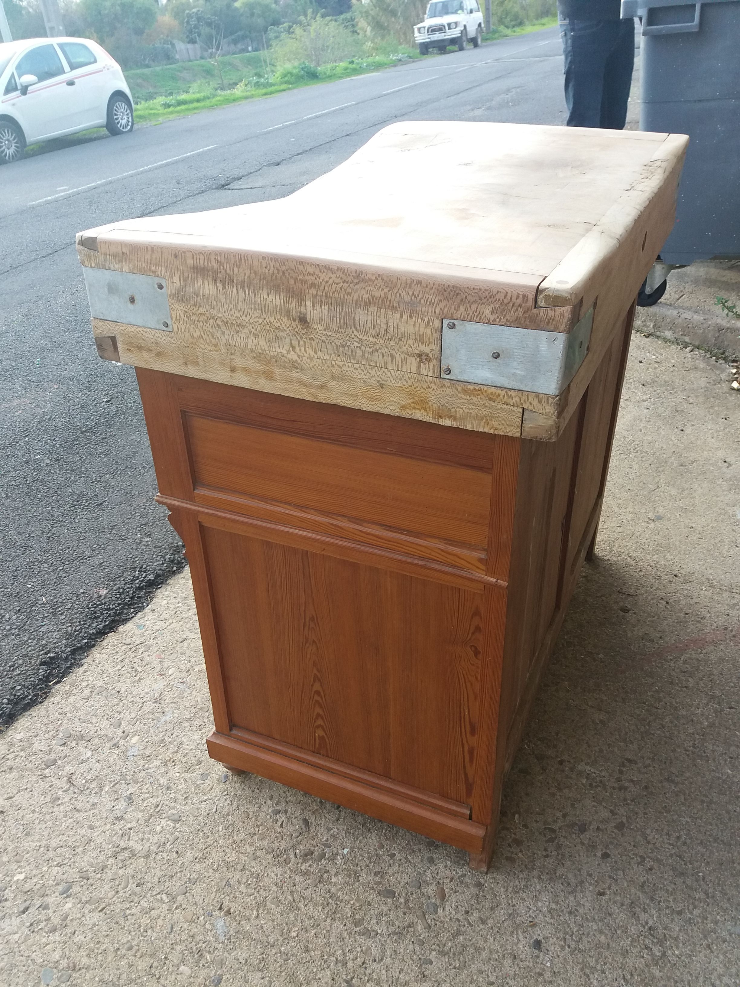 Chopping block butcher around 1920 opening on 2 drawers and 2 doors in pitch pine and Sycamore