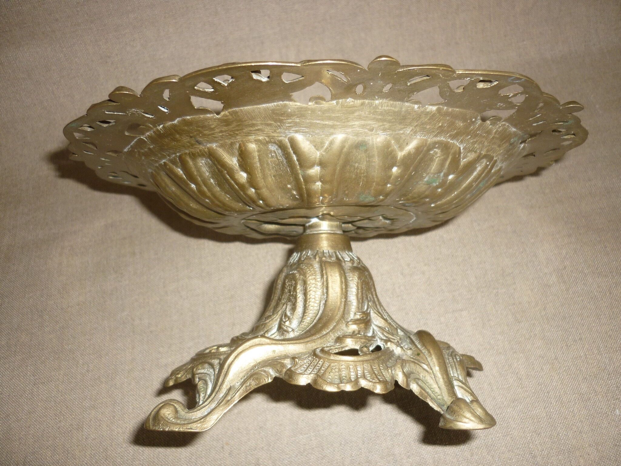 Fruit cup on bronze piedouche