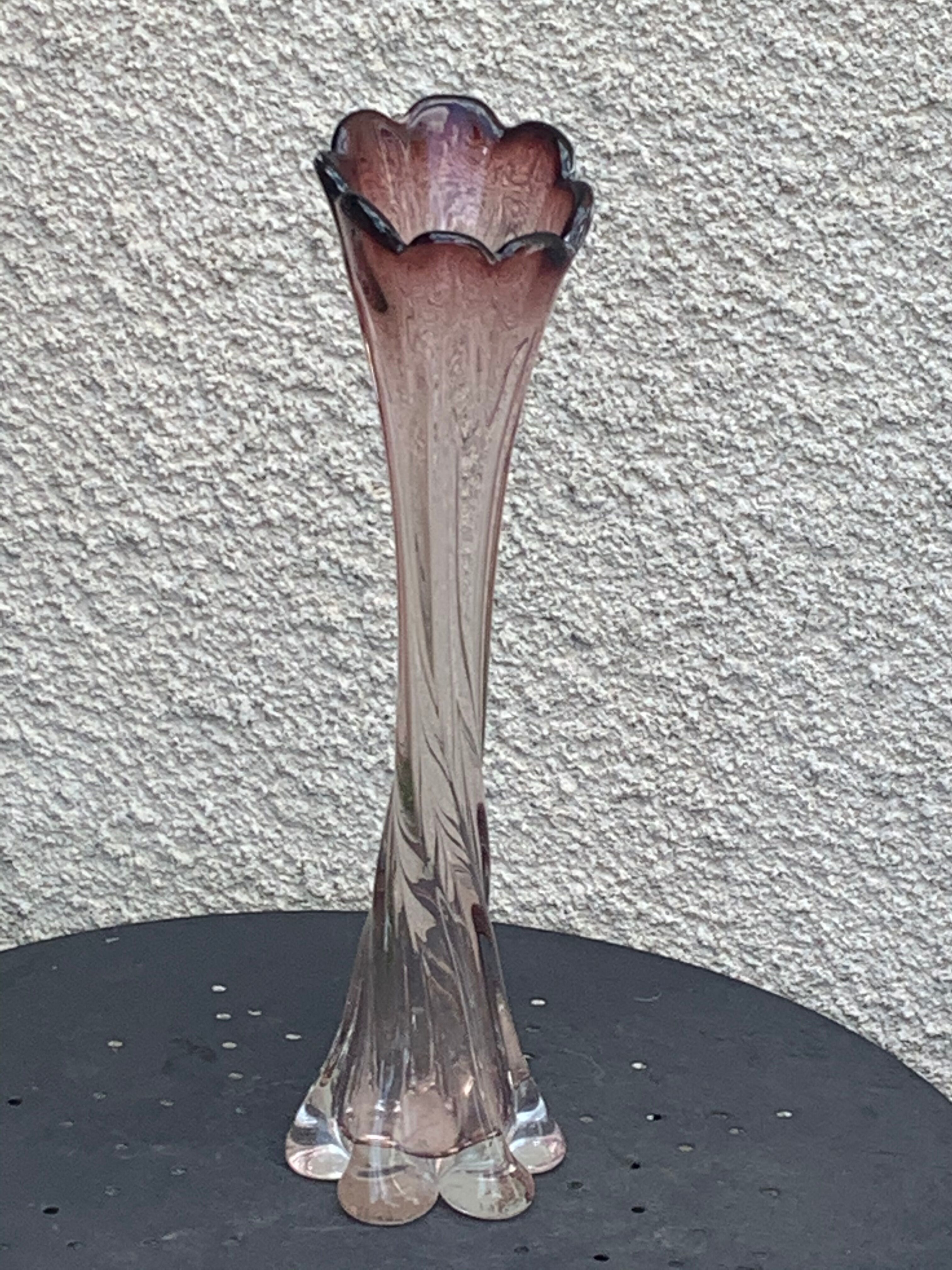 Soliflore vase in pink and purple glass, vintage corolla shape
