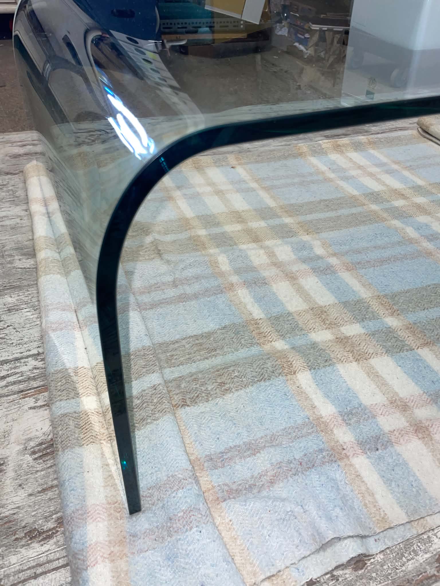 Curved glass design coffee table