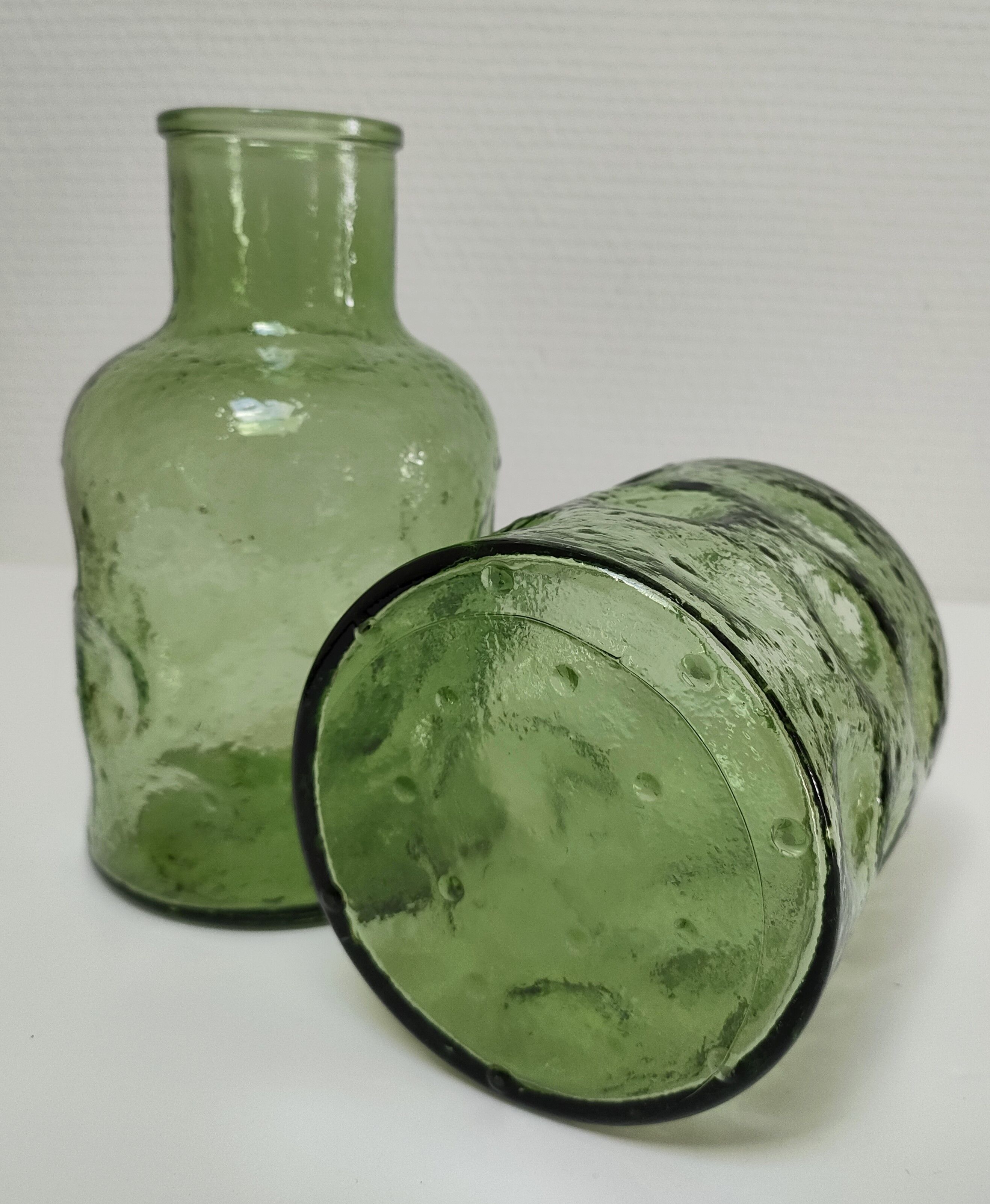 Deux vases verre moulé texturé vert années 70
