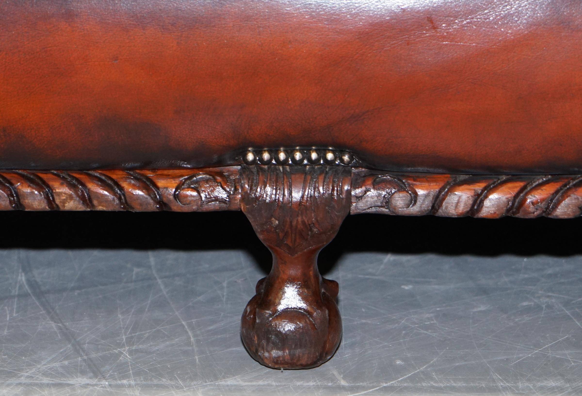 Sofa victorien restauré en cuir avec pieds en griffe et coussins en plumes