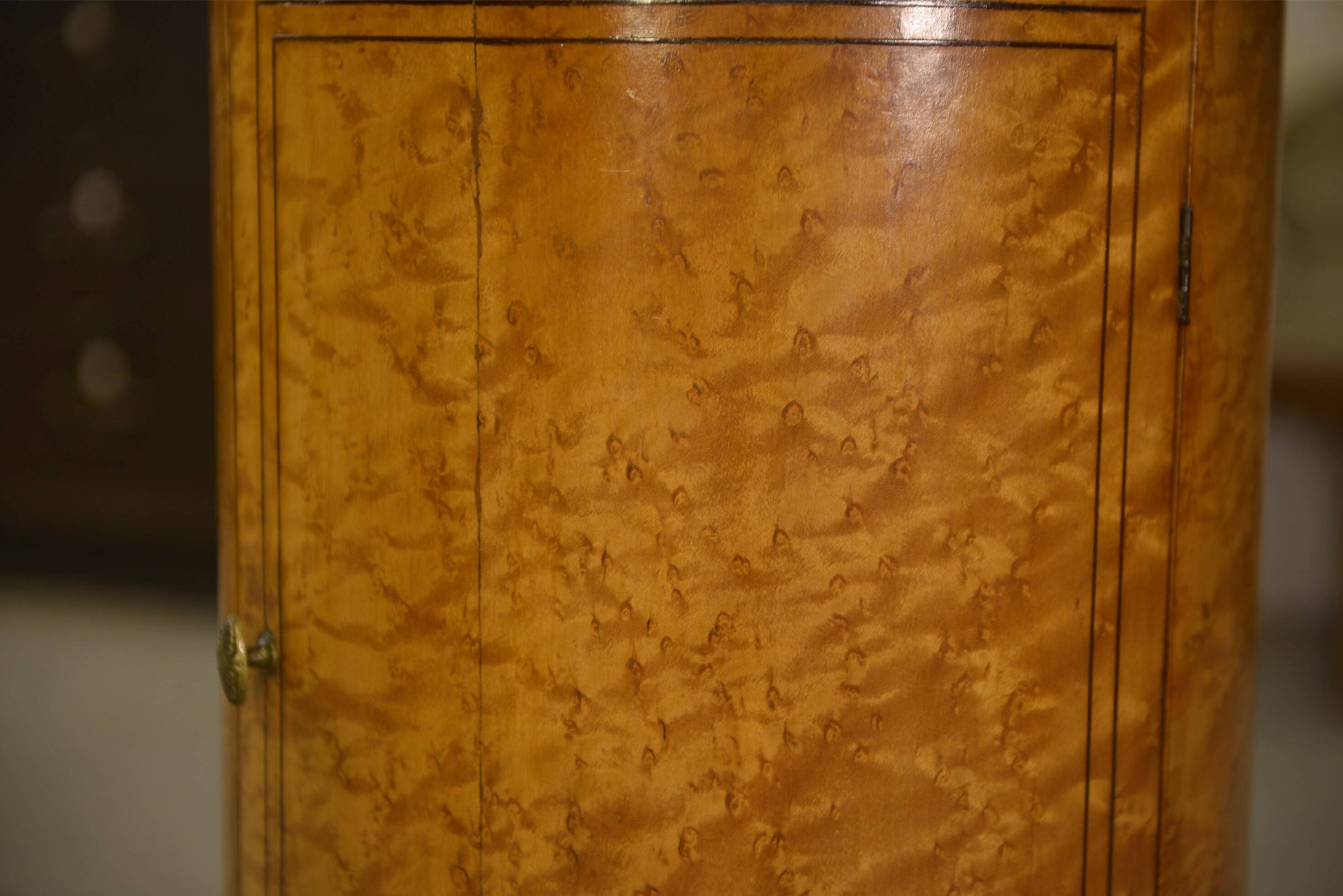 Empire gueridon in mottled maple with a blue stone top, 19th century.