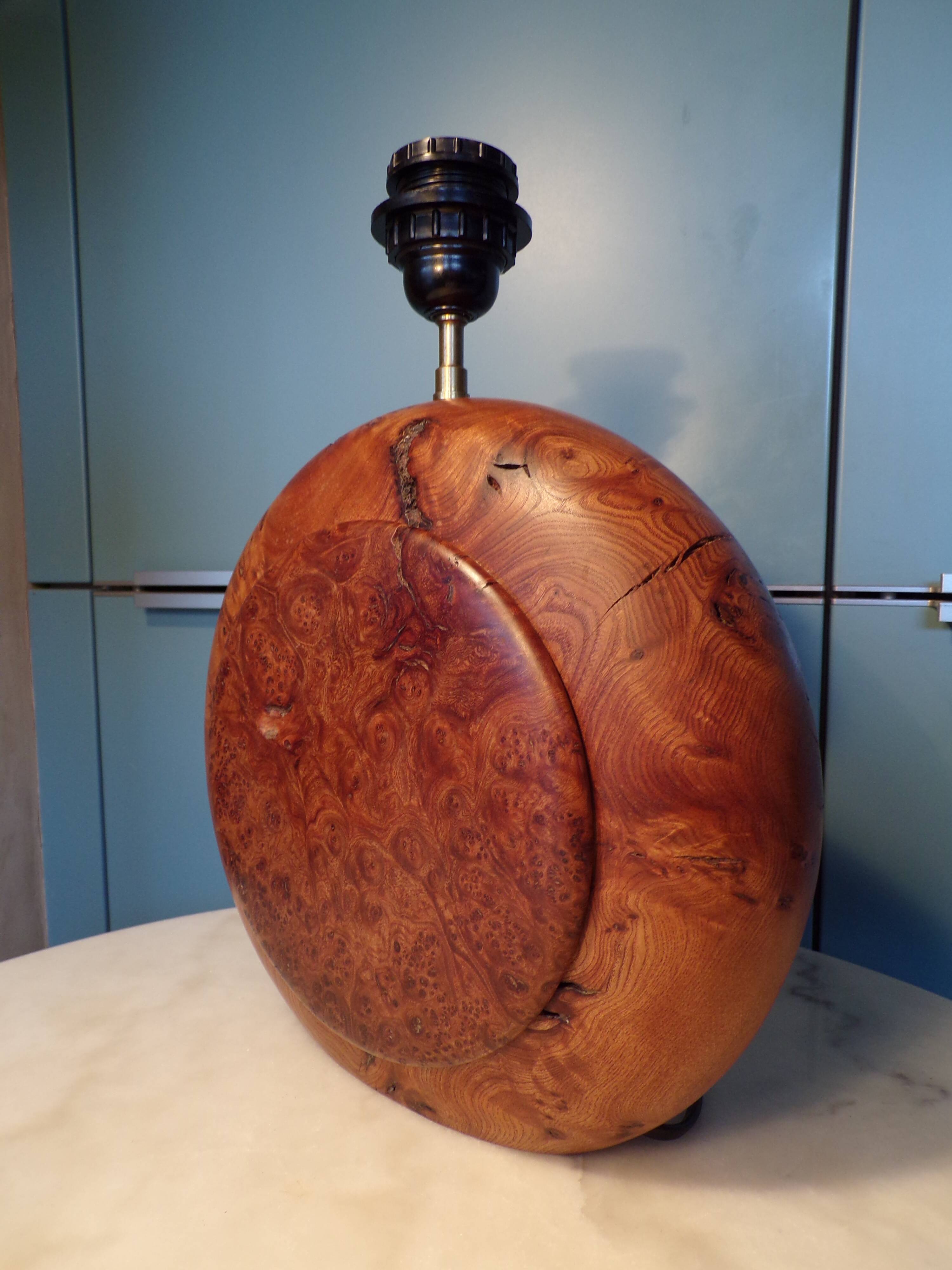 Lamp in elm or thuja wood.