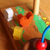 Game of awakening louping the hen and its 3 wooden chicks