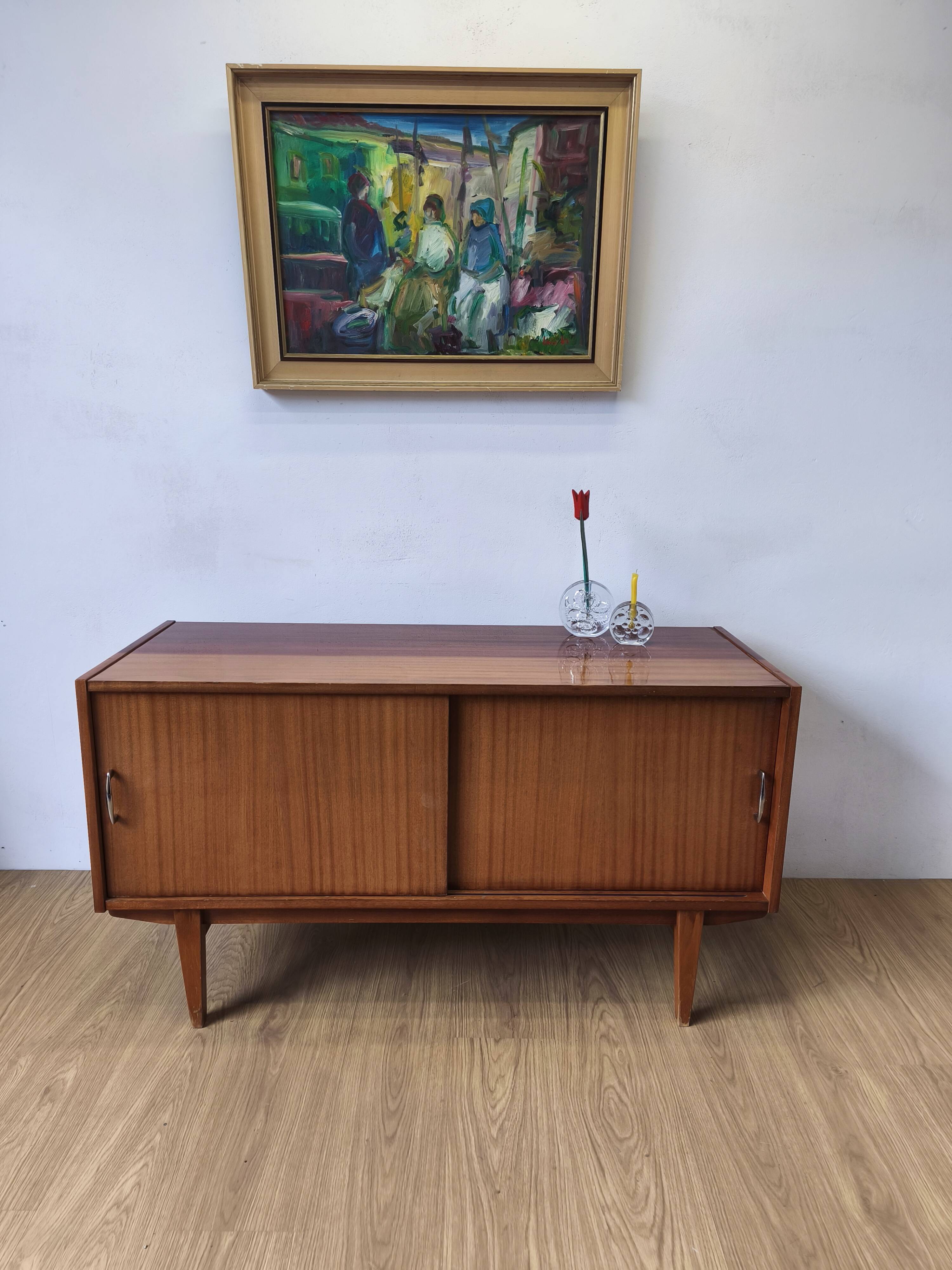 Buffet moderniste des années 1970.