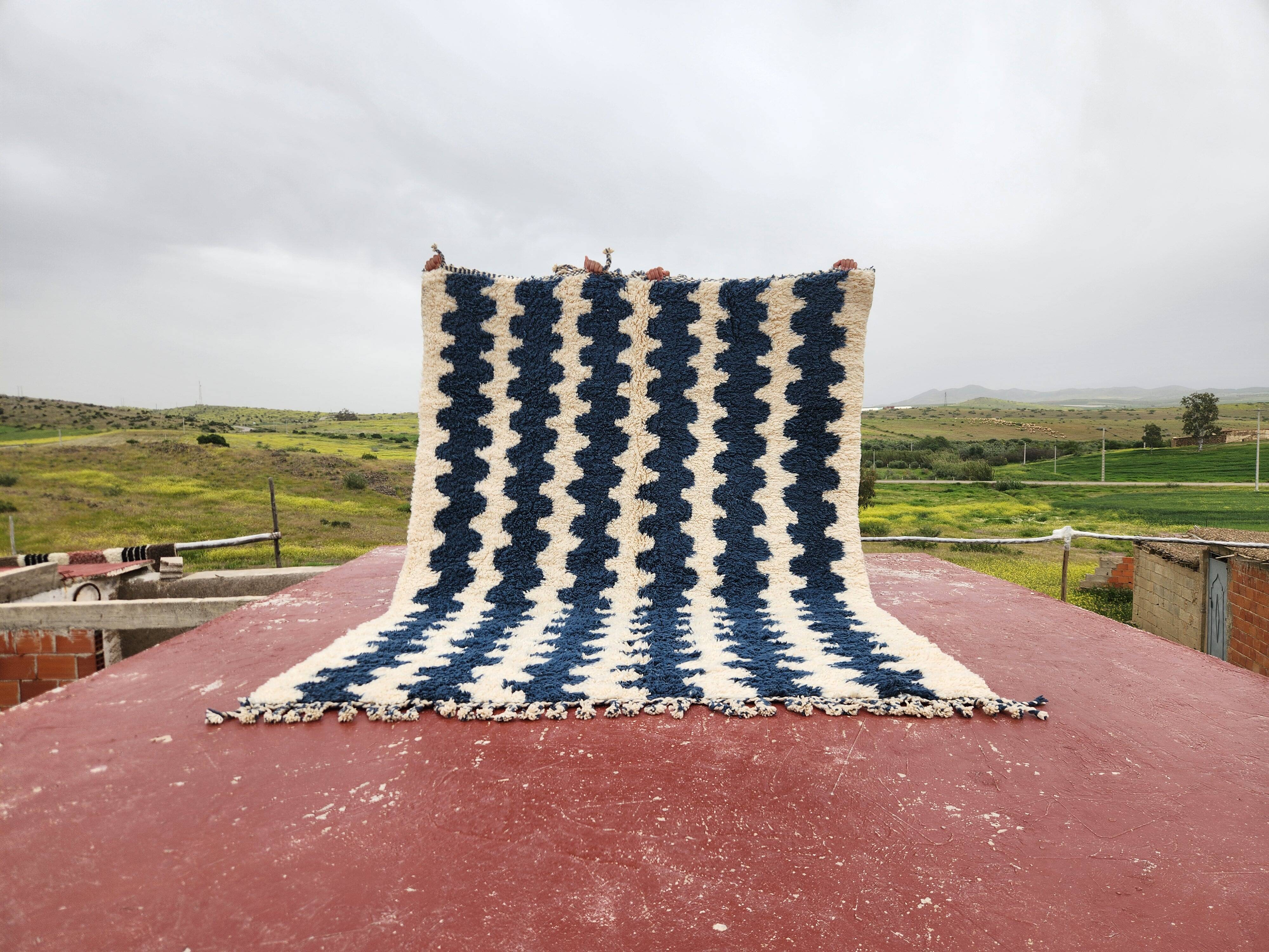 Large striped Berber rug 274x208 cm – Cream & blue wool – Graphic pattern