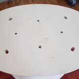 Table ovale de Eero Saarinen edite par Knoll