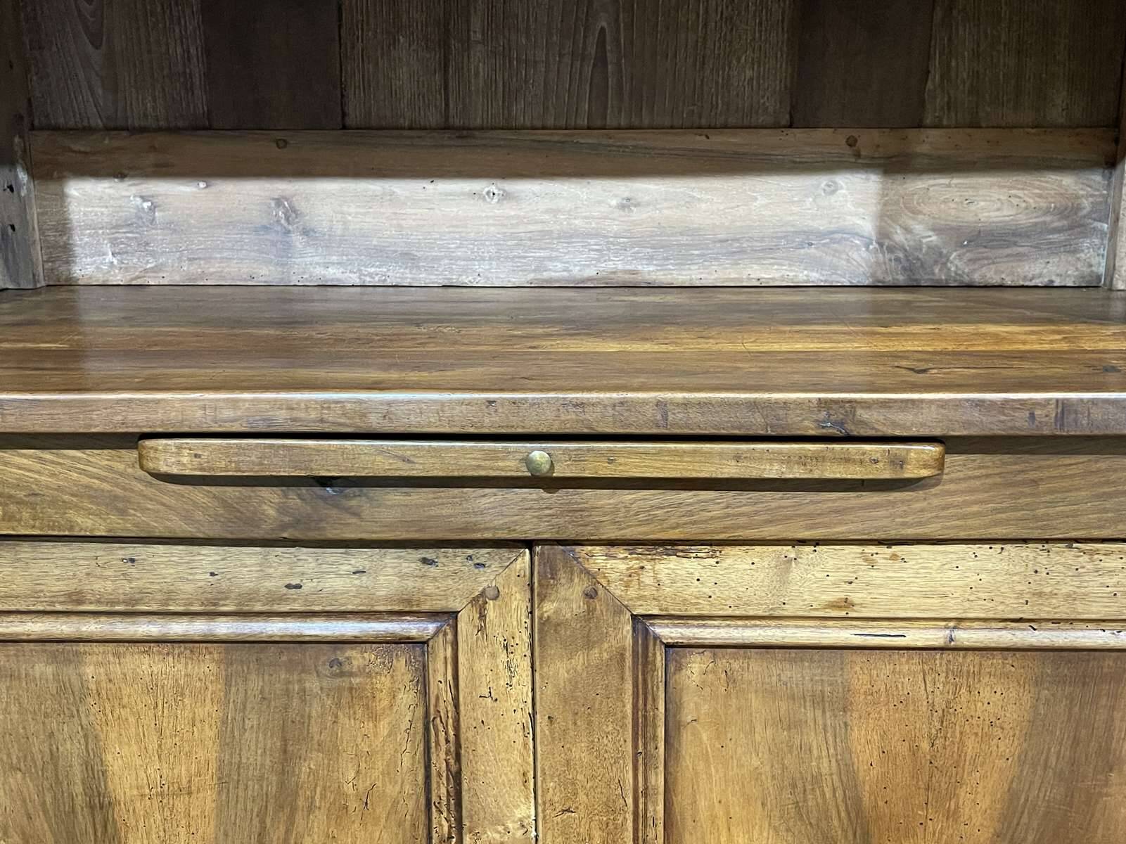 Library in walnut and oak from the early 20th century with its central clock.