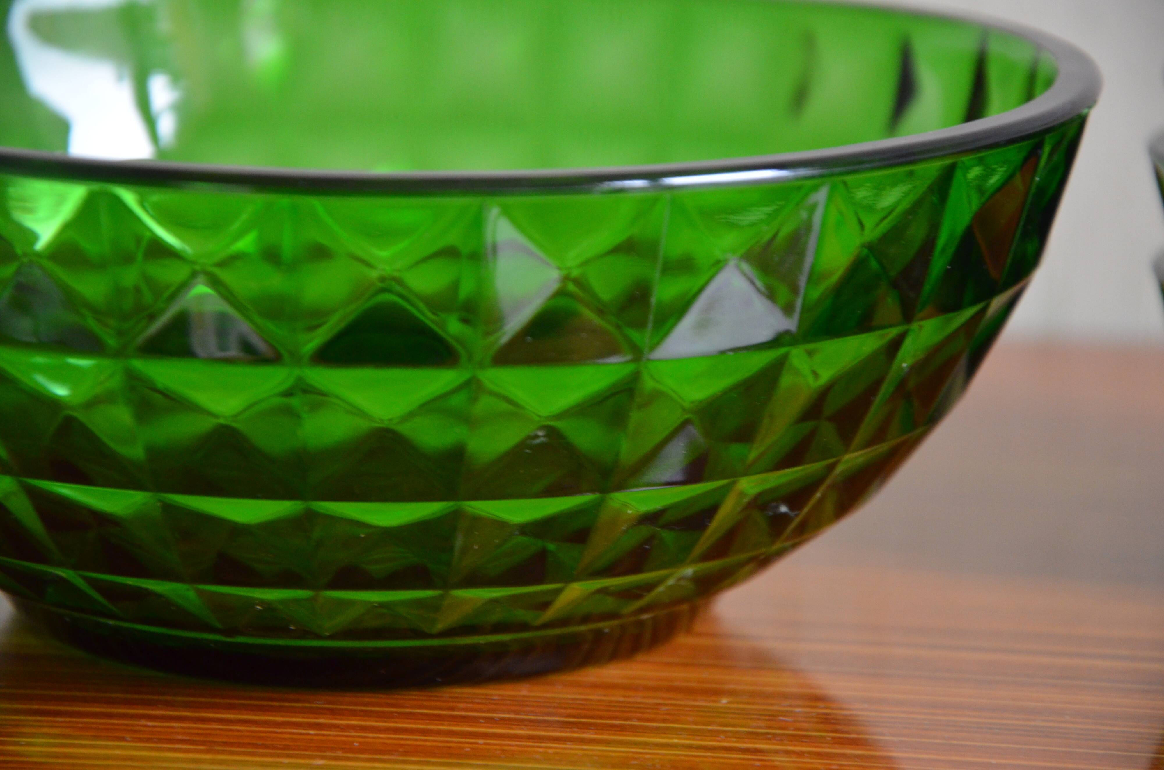 Lot of 4 cups and a green molded glass bowl
